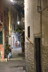 Verliebtes Päärchen gehen Nachts alleine durch eine Gasse in Italien 