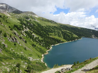 Naklejka na ściany i meble Lac de montagne. Magnifique point de vue au bord de l'eau. 
