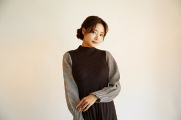 秋のファッションをした若い女性のポートレート
