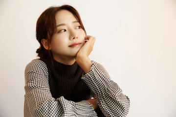 秋のファッションをした若い女性のポートレート
