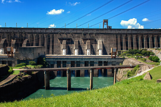 Itaipu Dam viewpoint in Foz do Iguazu
