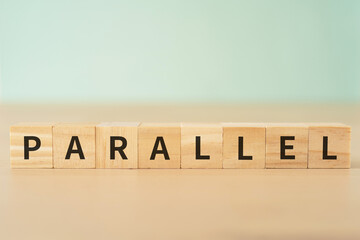 パラレル・平行のイメージ｜「PARALLEL」と書かれたブロック
