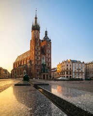 Widok na Kościół Mariacki w Rynku Głównym w Krakowie w letni dzień o poranku