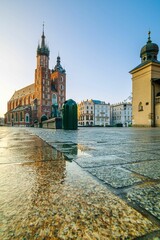 Widok na Kościół Mariacki w Rynku Głównym w Krakowie w letni dzień o poranku - obrazy, fototapety, plakaty