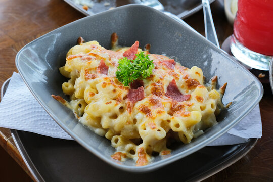 Macaroni and cheese with beef meat