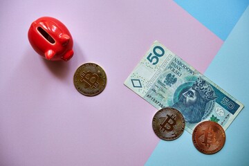 polski banknot 50 złotowy ,monety bitcoin i świnka skarbonka  © Marcin Łazarczyk