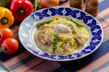 温泉卵のクリーミーカルボナーラパスタ