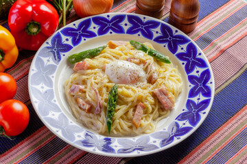 温泉卵のクリーミーカルボナーラ