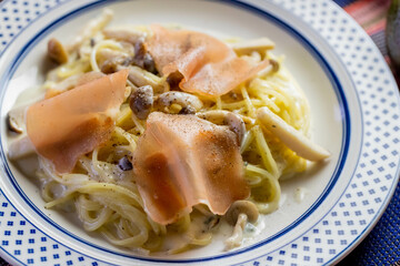 生ハムときのこのゴルゴンゾーラクリームパスタ