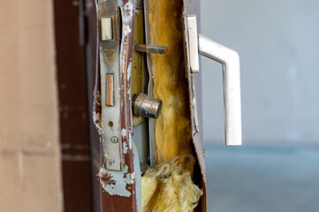 Porte de maison vandalisée