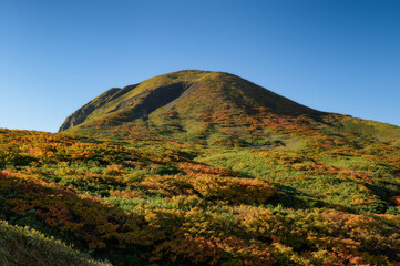 朝日を浴びる男女岳