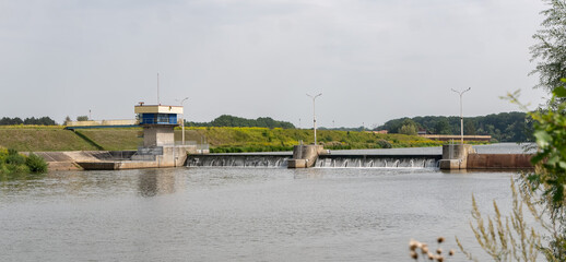 Panorama śluzy wodnej na odrze w porze letniej, lekko pochmurna pogoda