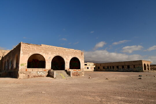 EDIFICIOS EN RUINAS EN EL SUR DE LA ISLA DE TENERIFE