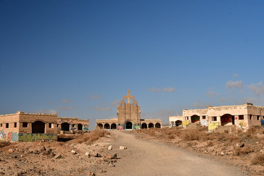 EDIFICIOS EN RUINAS EN EL SUR DE LA ISLA DE TENERIFE