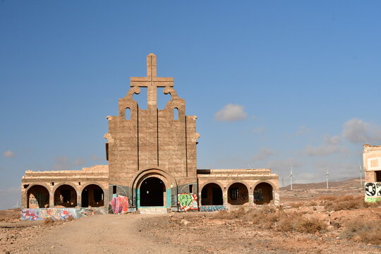 EDIFICIOS EN RUINAS EN EL SUR DE LA ISLA DE TENERIFE