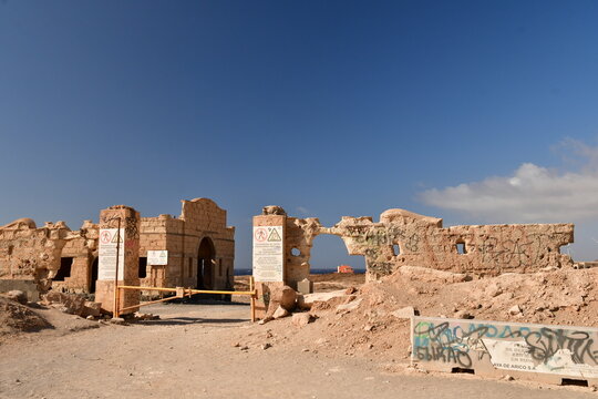 EDIFICIOS EN RUINAS EN EL SUR DE LA ISLA DE TENERIFE