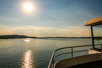 Ausblick vom Schiffsdeck auf Brombachsee auf Wasserspiegelung der Sonne