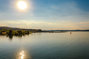 Ausblick über Brombachsee gegen die Sonne im Abendlicht