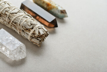 Set with white sage, palo santo and natural stone cristals.