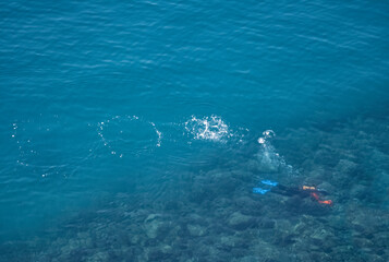 Sub in immersione con pinne e maschera, in apnea per vedere i fondali del mare