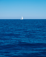 Obraz premium weißes segelboot am Horizont der Sardinien