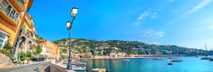 Stadtbild mit Promenade im Ferienort Villefranche-sur-Mer. Côte d’Azur, Frankreich
