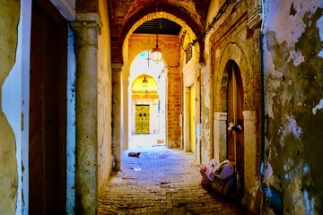 In den engen Gassen der Hauptstadt Tunis in Tunesien 