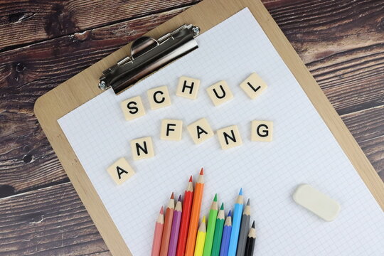 Schulanfang in Deutschland in verschiedenen Bundesländern; Buchstaben mit bunten Stiften, Radiergummi, A B C, Papier