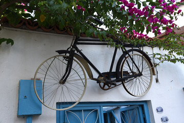Fototapeta na wymiar alte Fahrräder als Deko an der Hauswand