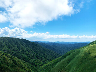 Naklejka premium beautiful valley landscape view with blue sky and green mountain in nature background