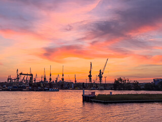 Fototapeta na wymiar Sonnenuntergang am Hafen Stettin