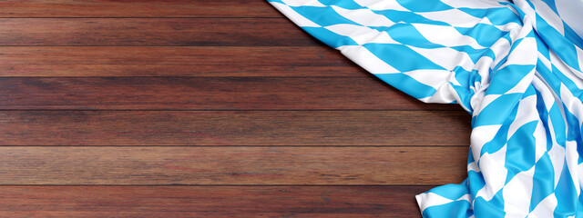 Obraz premium Oktoberfest background. Bavarian blue and white color flag on wood, banner.
