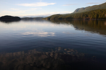 Fototapeta premium Desolation Resort - Okeover Inlet - Kanada / Desolation Resort - Okeover Inlet - Canada /