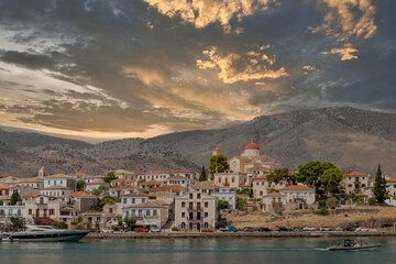 Obraz premium Galaxidi village in Greece against a dramatic sky. 