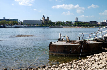 Niedrigwasser im Rhein bei Köln, Bootsanleger außer Betrieb.