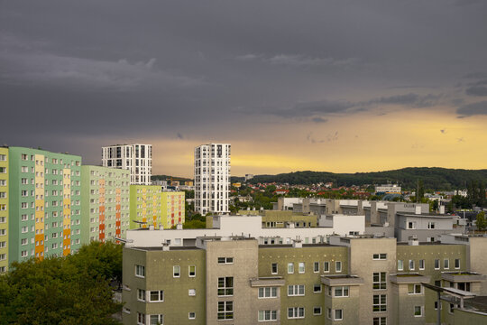Krajobraz miejski, wielorodzinne wysokie bloki mieszkalne oraz wieżowce w deszczowy dzień. 