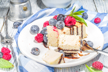 Classic cheesecake with berries