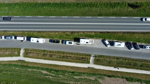 Vue a&eacute;rienne d'une aire de stationnement pour les camping-cars &agrave; proximit&eacute; d'une route