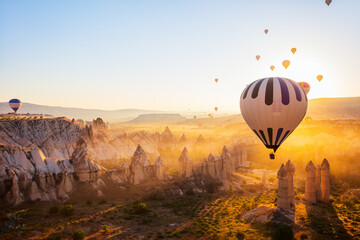 Sonnenaufgangs-Heißluftballons in Kappadokien
