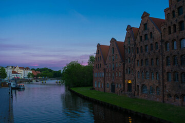 Obraz premium sunset over river trave