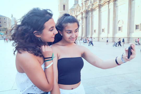 Chicas haciendo selfie en Zaragoza en la Catedral de Pilar