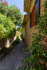 Fototapeta na wymiar Vieille ruelle pittoresque du village de Bormes-les-Mimisas, France, dans le département français du Var, en région Provence-Alpes-Côte-d'Azur