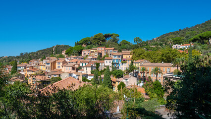 Fototapeta na wymiar Vue distante du vieux village de Bormes-les-Mimosas, France, situé sur la Côte d'Azur, dans le département français du Var