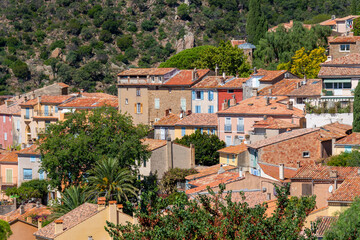 Fototapeta na wymiar Vue distante du vieux village de Bormes-les-Mimosas, France, situé sur la Côte d'Azur, dans le département français du Var