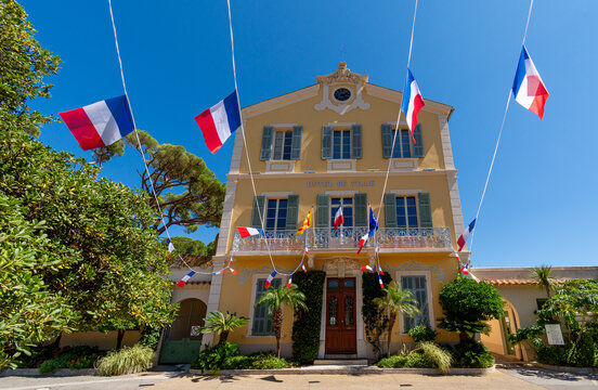 Vue extérieure de la mairie de Bormes-les-Mimosas, France, dans le département du Var, décorée de drapeaux français