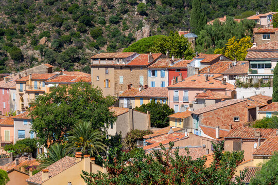 Vue distante du vieux village de Bormes-les-Mimosas, France, situé sur la Côte d'Azur, dans le département français du Var