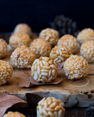 Panellets, dulce tradicional del día de Todos los Santos con almendra y piñones, empiñonados. 