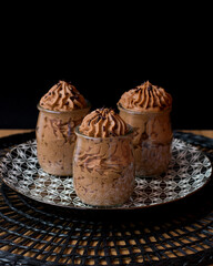 Mousse de chocolate servido en vaso. 