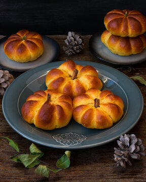 Bollos de pan tiernos con forma de calabaza. 
