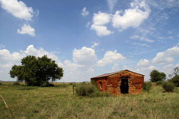 Obraz premium Photos of abandoned houses, churches, monasteries, ruins, walls of clay, raw brick. The story of housing development in our country naturally goes hand in hand with different periods in our history. 